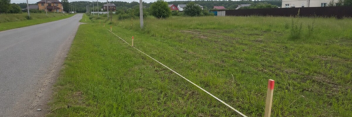 Красные линии рядом с участком