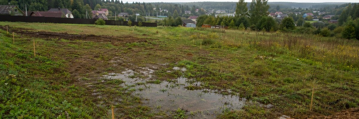 Рельеф и грунты участка после дождя