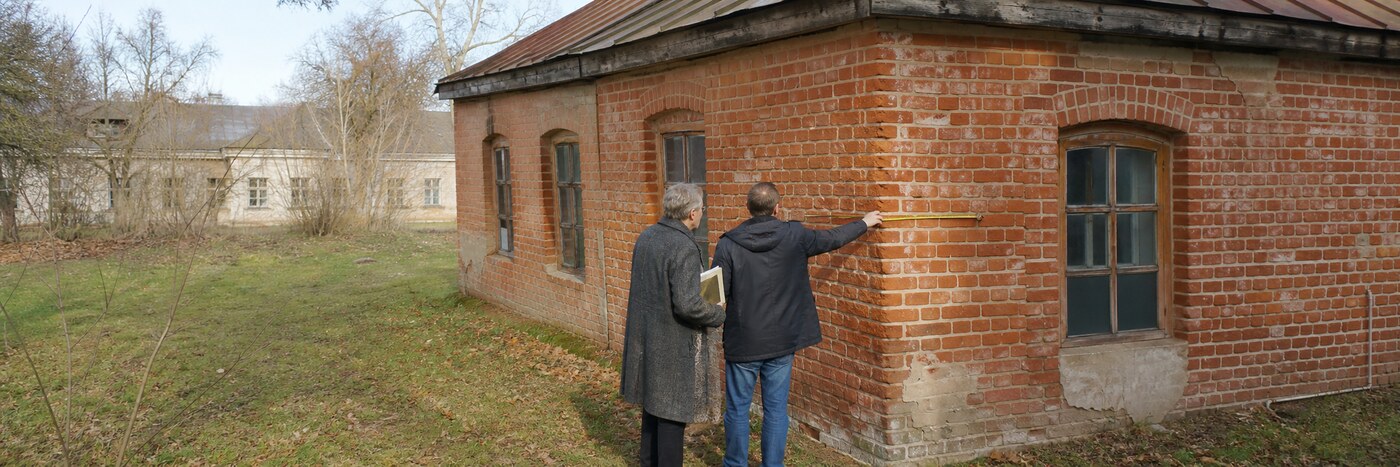 Старинный усадебный дом и папка историко-культурной экспертизы