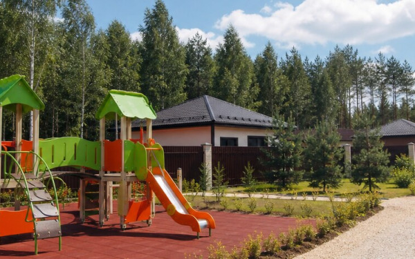 Новая детская площадка в поселке Земляничное
