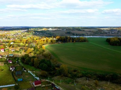 Земельный участок в удобном расположении и уютной деревне!