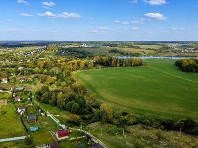 Земельный участок в удобном расположении и уютной деревне!