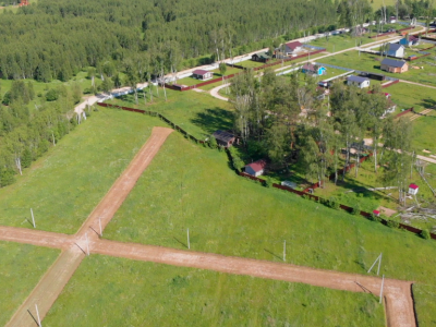Участок правильной формы рядом с лесом и водоемом.