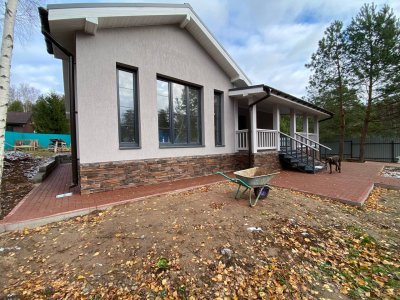 Каменный жилой дом в окружении леса!