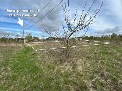 Большой ровный участок в жилой деревне