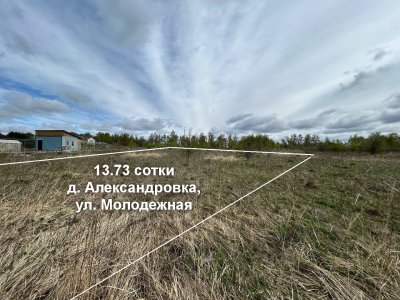 Большой ровный участок в жилой деревне