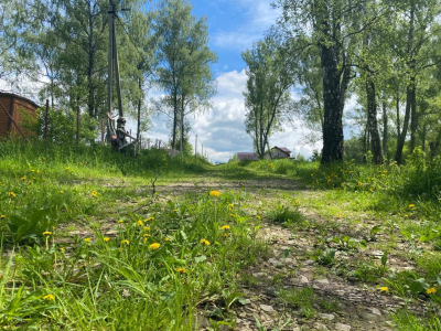 Участок в обжитом поселке