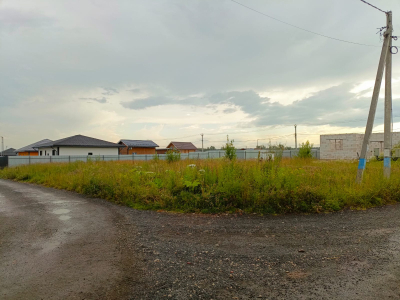 Участок в отличном месте в пешей доступности от реки
