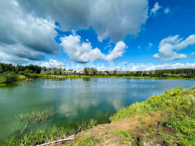 Продаётся участок 9,5 соток на берегу озера!