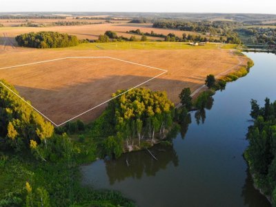 Большой участок на берегу озера