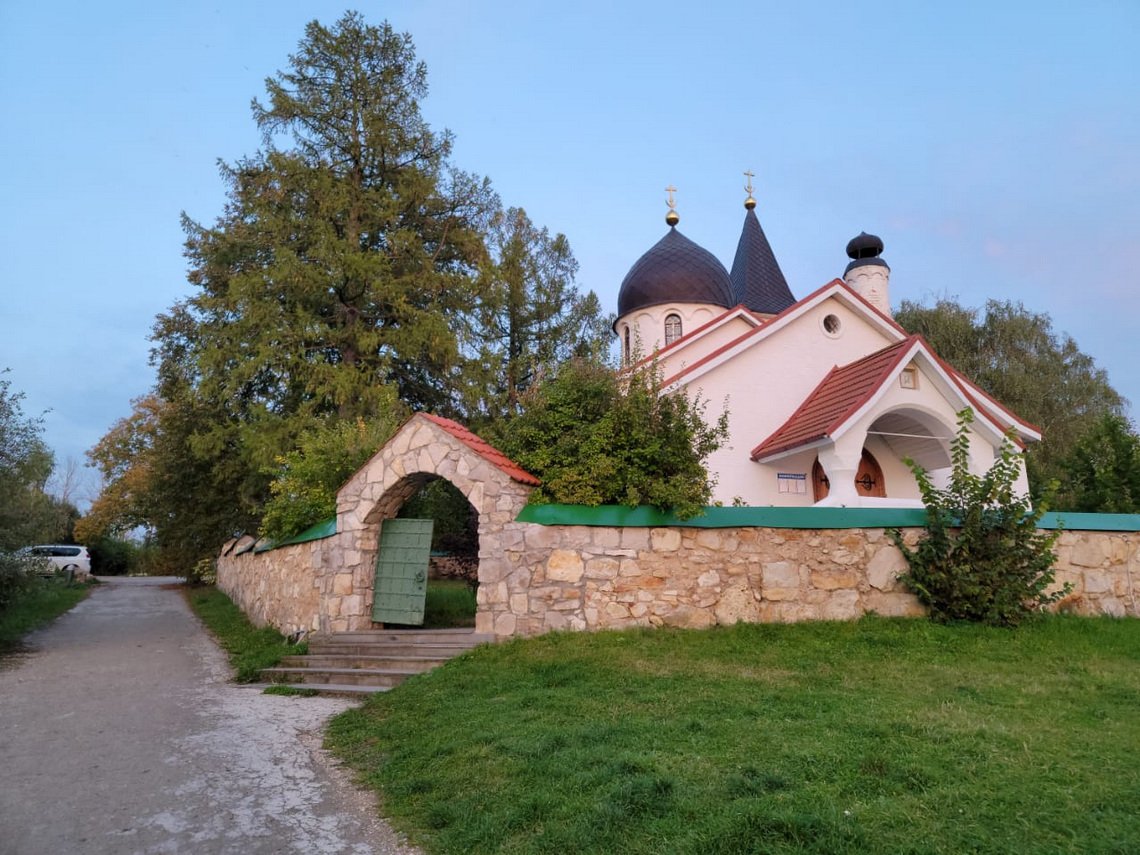 Церковь Святой Троицы в селе Бёхово (природный музей-заповедник Василия Дмитриевича Поленова)