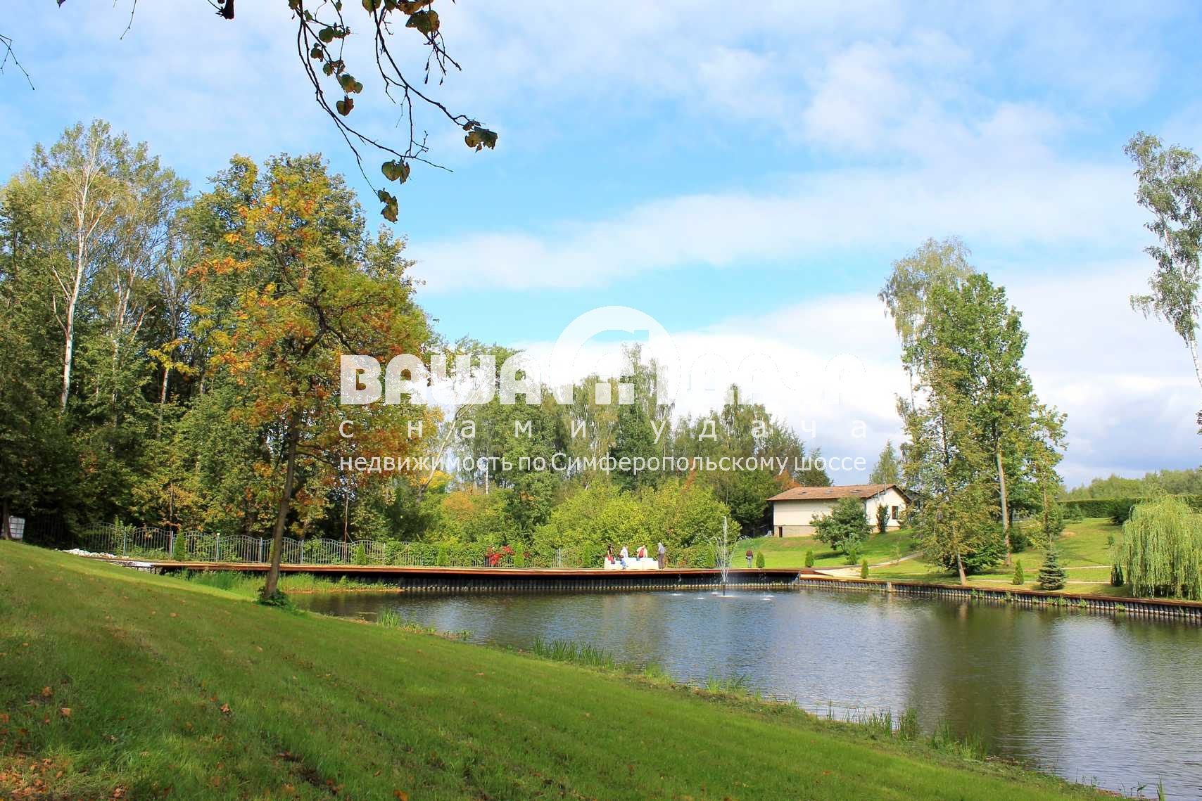 Вид на красивый пруд